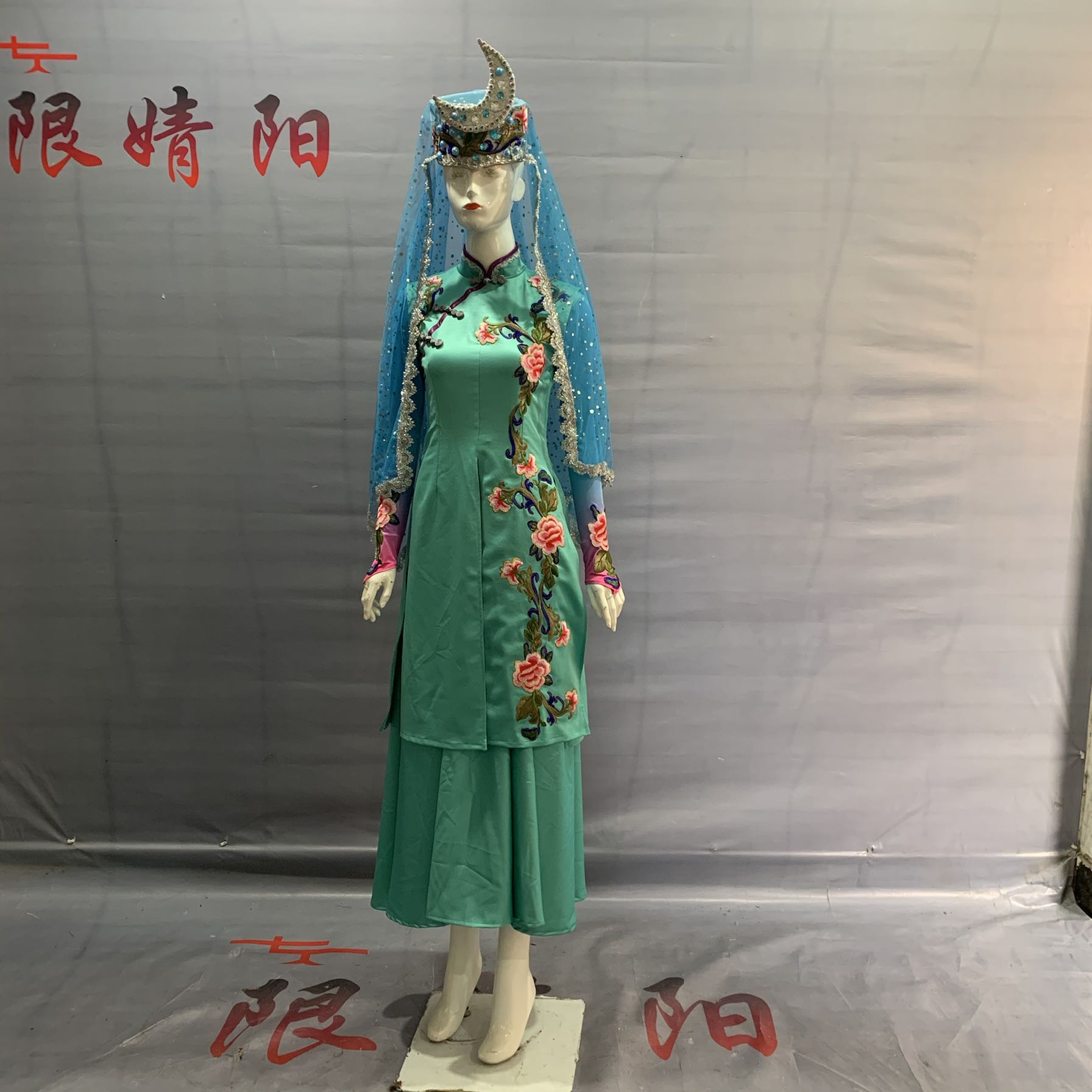 Xinjiang dance to serve women's classical dance clothes Uyghur clothing ethnic minority performance clothes back to ethnic costumes