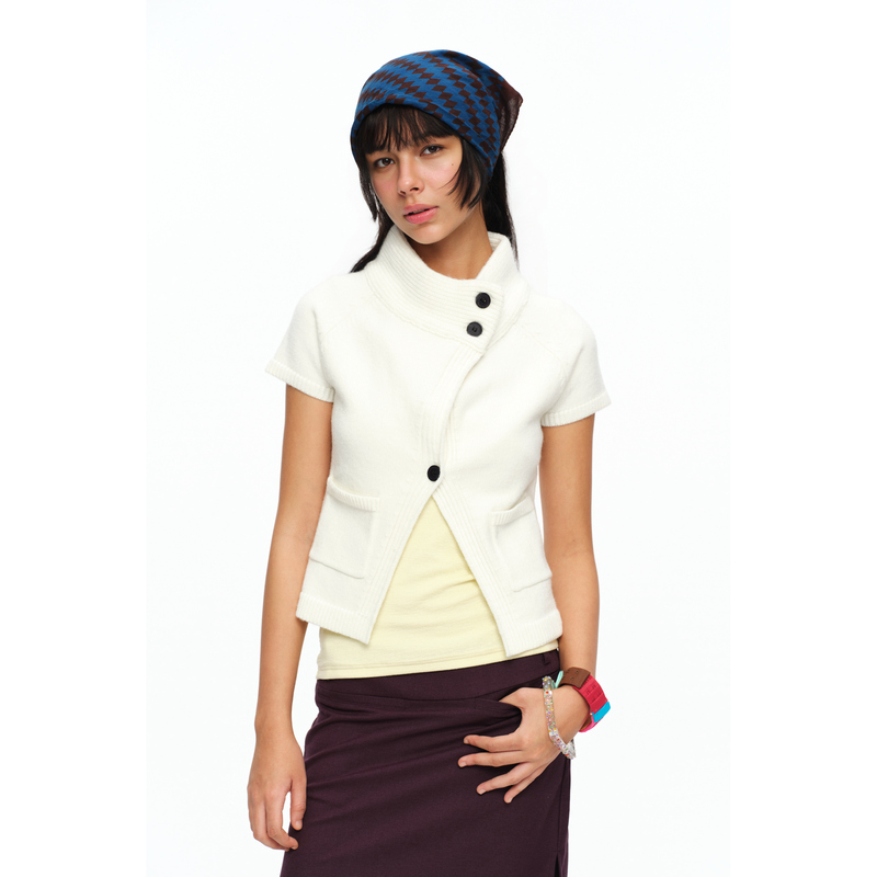 Oinimi Millennial-Style Stand-Up Collar Layered Sweater Vest, Off-White Diagonal Placket Slim-Fit Retro Short-Sleeve Vest Oinimi Millennial-Style Stand-Up Collar Layered Sweater Vest, Off-White Diagonal Placket Slim-Fit Retro Short-Sleeve Vest