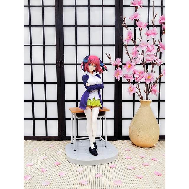 Five equal parts of the flower marriage Nakano Nino Sanjiu figure desk school uniform beautiful girl two-dimensional peripheral car chassis