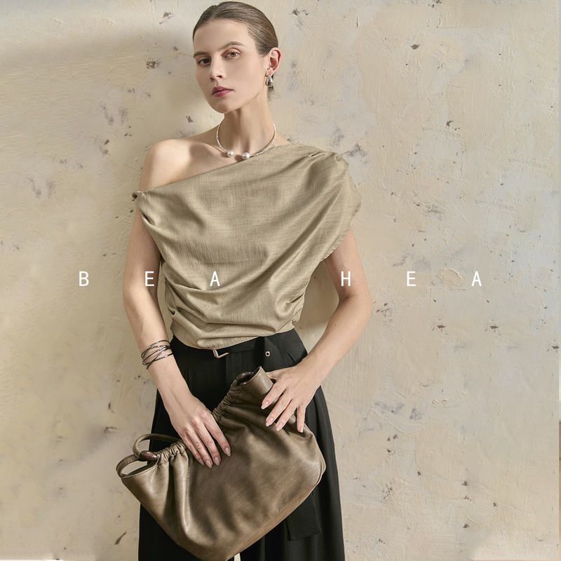 Bea Hea Fashionable Retro Light Deconstructed Asymmetrical Shoulder Design Top, Cool and Relaxed Feel, Summer 2026 Bea Hea Fashionable Retro Light Deconstructed Asymmetrical Shoulder Design Top, Cool and Relaxed Feel, Summer 2026