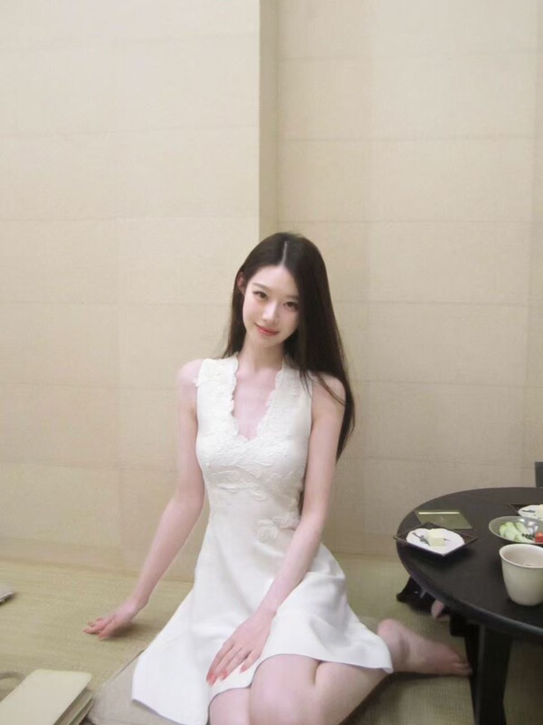 White Moonlight French-Style Elegant Waist-Cinching Slim-Fit Bodycon Dress for Women, Summer Fashion Lace Knit Short Dress