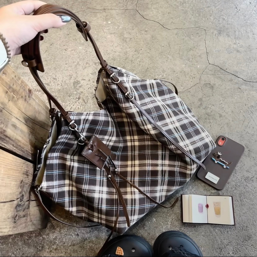 Вместительная ретро-клетчатая сумка для отдыха, новинка осени и зимы 2025 года, модная сумка для пригородных поездок на одно плечо, подмышечная сумка высокого класса