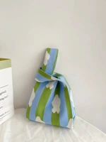 Вертикальные стержни-голубые зеленые