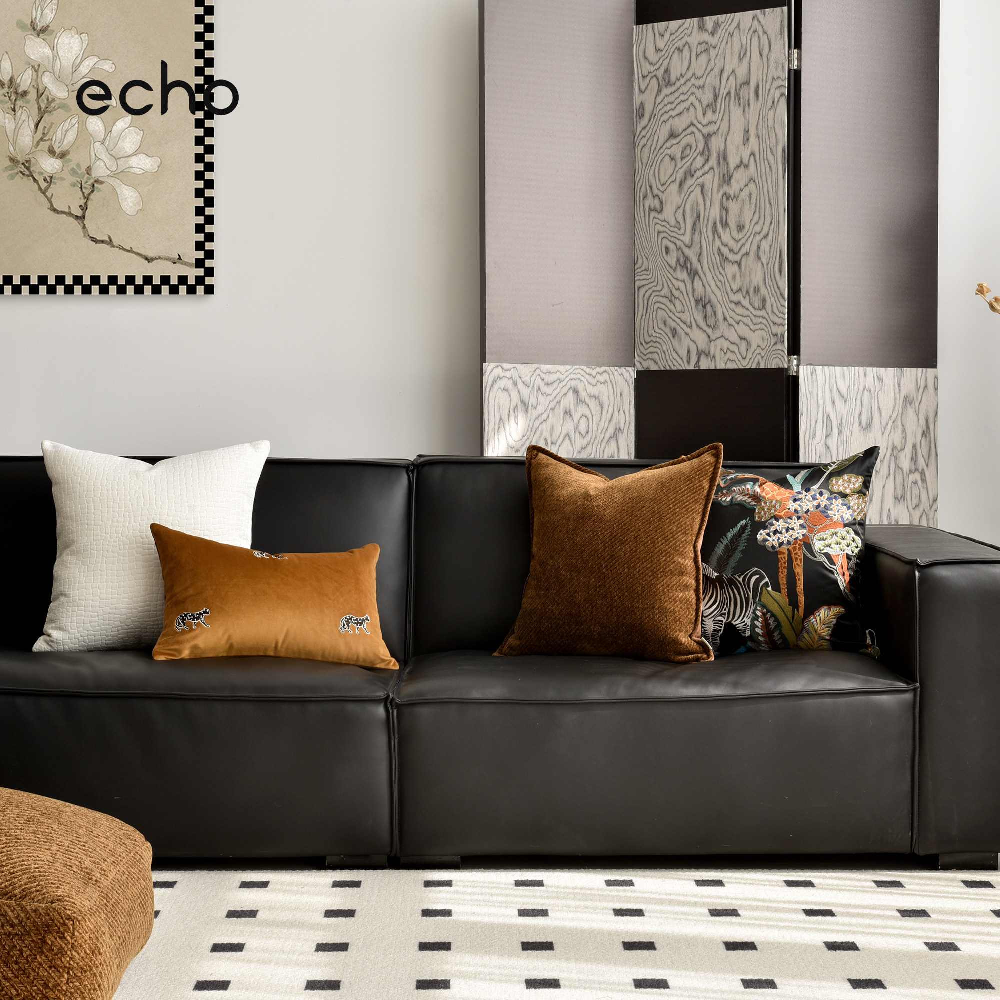 Gối tựa phòng khách phong cách cổ điển Echo Home, màu caramel, chất liệu da đen cao cấp, mẫu gối trang trí phòng khách.