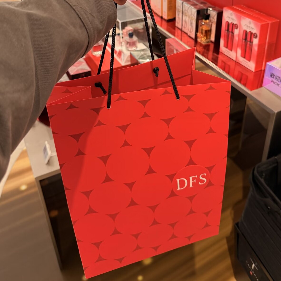 香港莱莱全球臻选美妆雅礼的LOGO