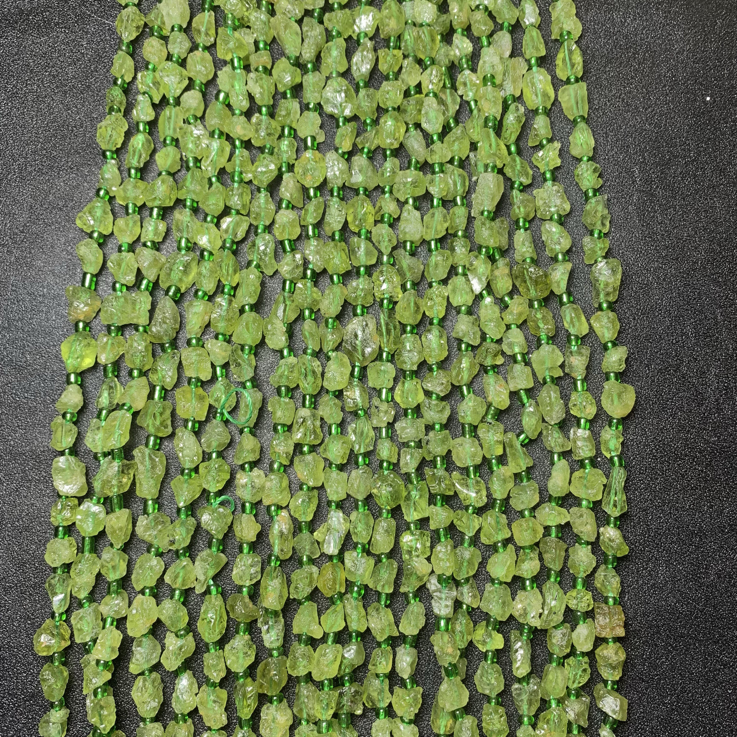 ペリドット原石、穴あきペリドットチップ、グリーンペリドットチップ、穴あき天然ペリドット原石