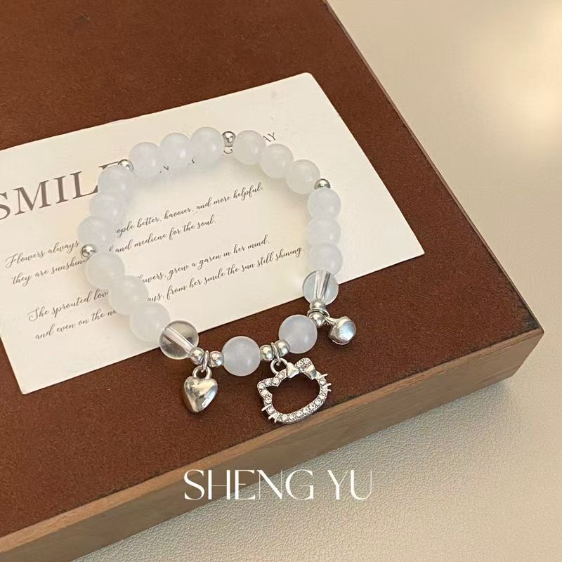 Sweet and Fresh White Heart-Shaped Bracelet for Women, Niche Design with Heart Pendant, Versatile and Exquisite Bracelet with a Sense of Design