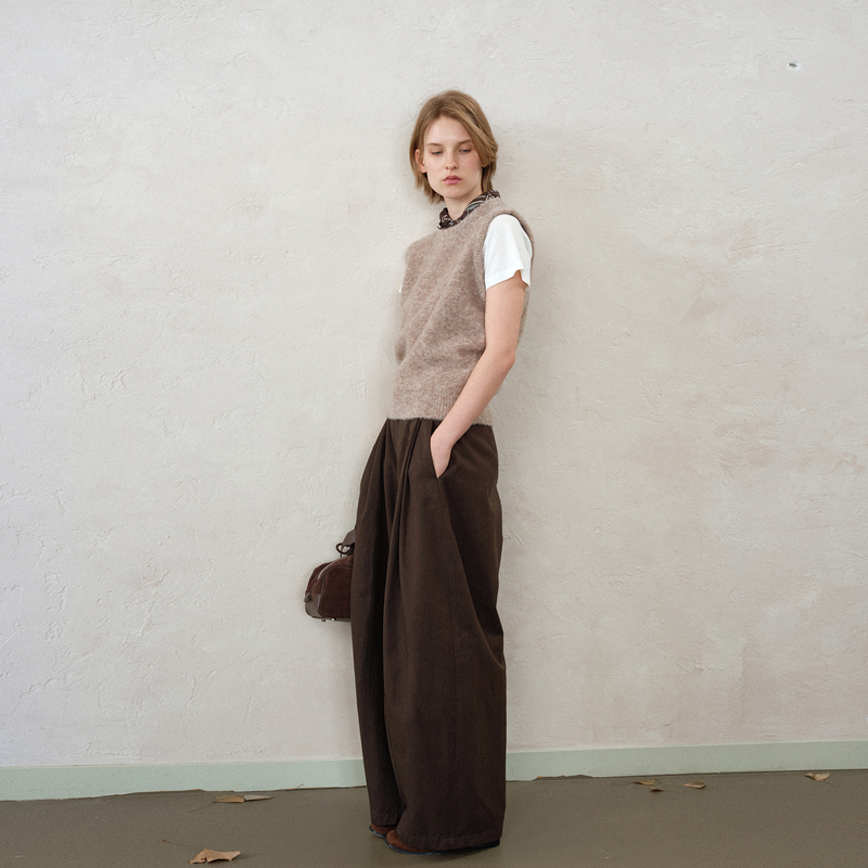 Cunbai Oatmeal-Colored Wool Round-Neck Knitted Vest for Women, Autumn Sleeveless Vest Top with a Stylish Look