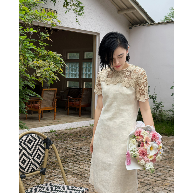 Yuan Yiling's Water-Soluble Lace and Linen Patchwork Dress Is a Feminine, Elegant, and Luxurious French-Style Spring/Summer Dress Yuan Yiling's Water-Soluble Lace and Linen Patchwork Dress Is a Feminine, Elegant, and Luxurious French-Style Spring/Summer Dress
