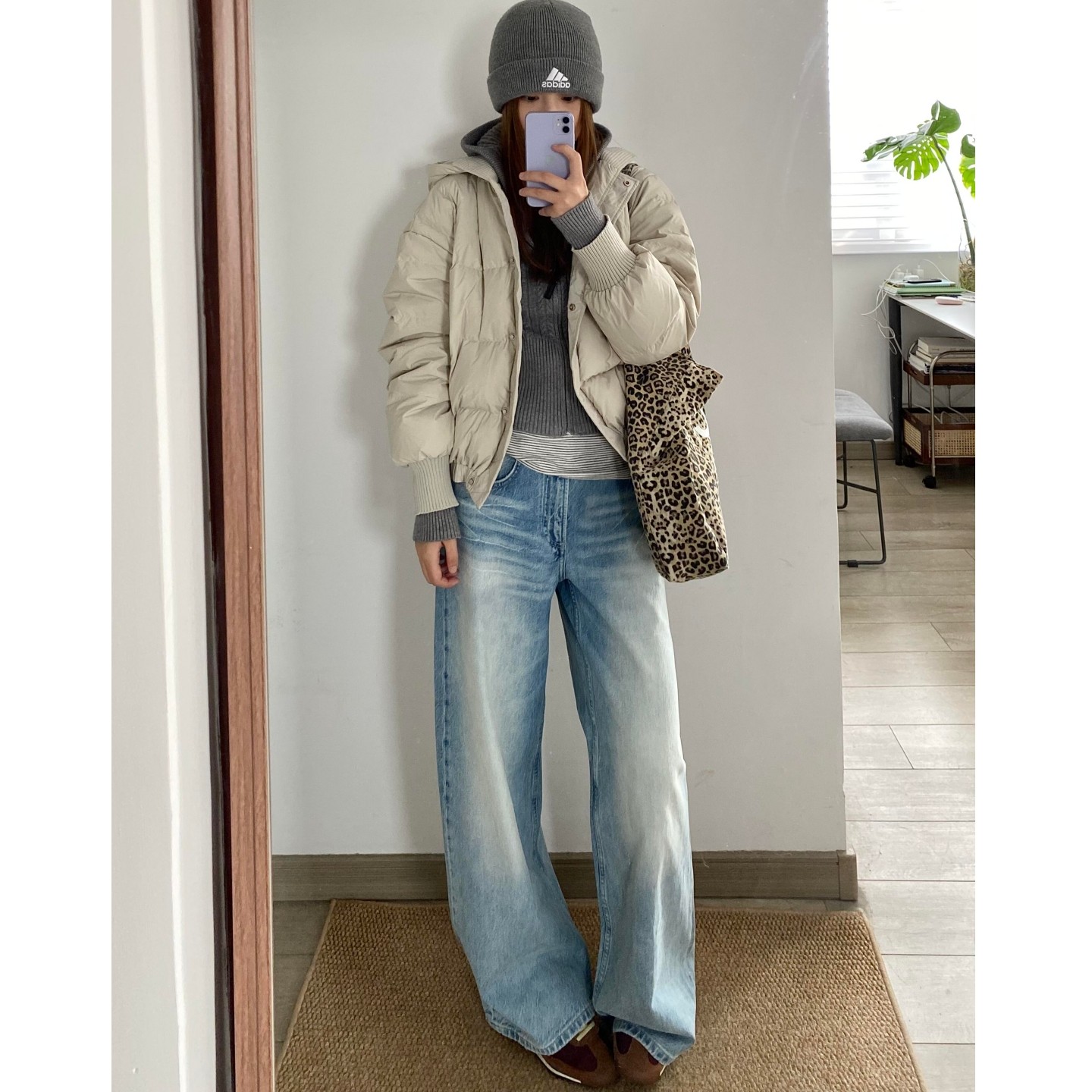 アメリカンレトロウォッシュ加工のレディースワイドレッグジーンズ。2026年春の新作スタイル。ゆったりとしたフィット感で、スリムに見せ、ストレートレッグ、フロア丈のパンツです。