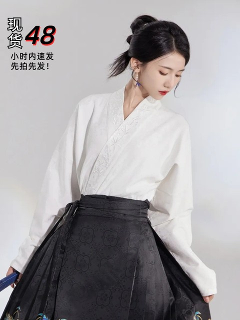 Yunshangwei's original horse-faced skirt is matched with a top with airplane sleeves and a Chinese-style cross-collar shirt. New Chinese-style improved Hanfu.