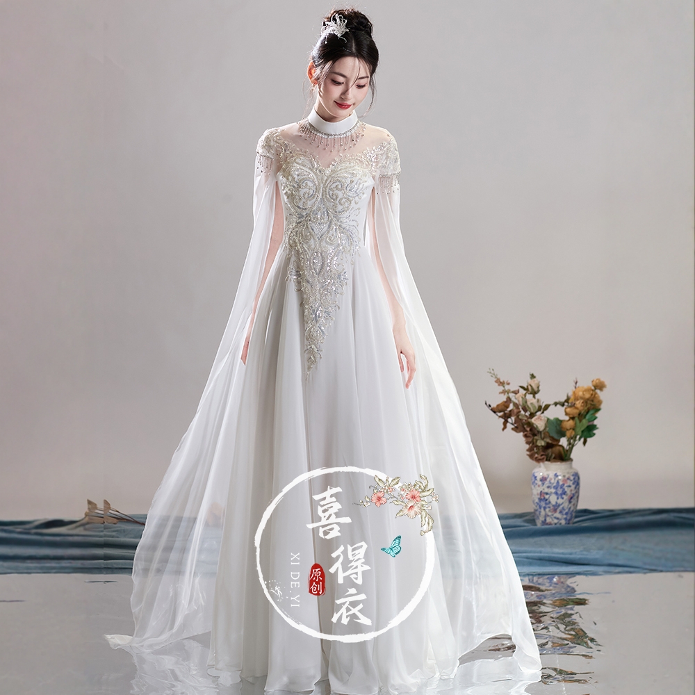 大人の女性のための新しいスタイルの古箏のパフォーマンス衣装、中国風の白い民族音楽のパフォーマンス衣装、学生の芸術試験のコーラスドレス