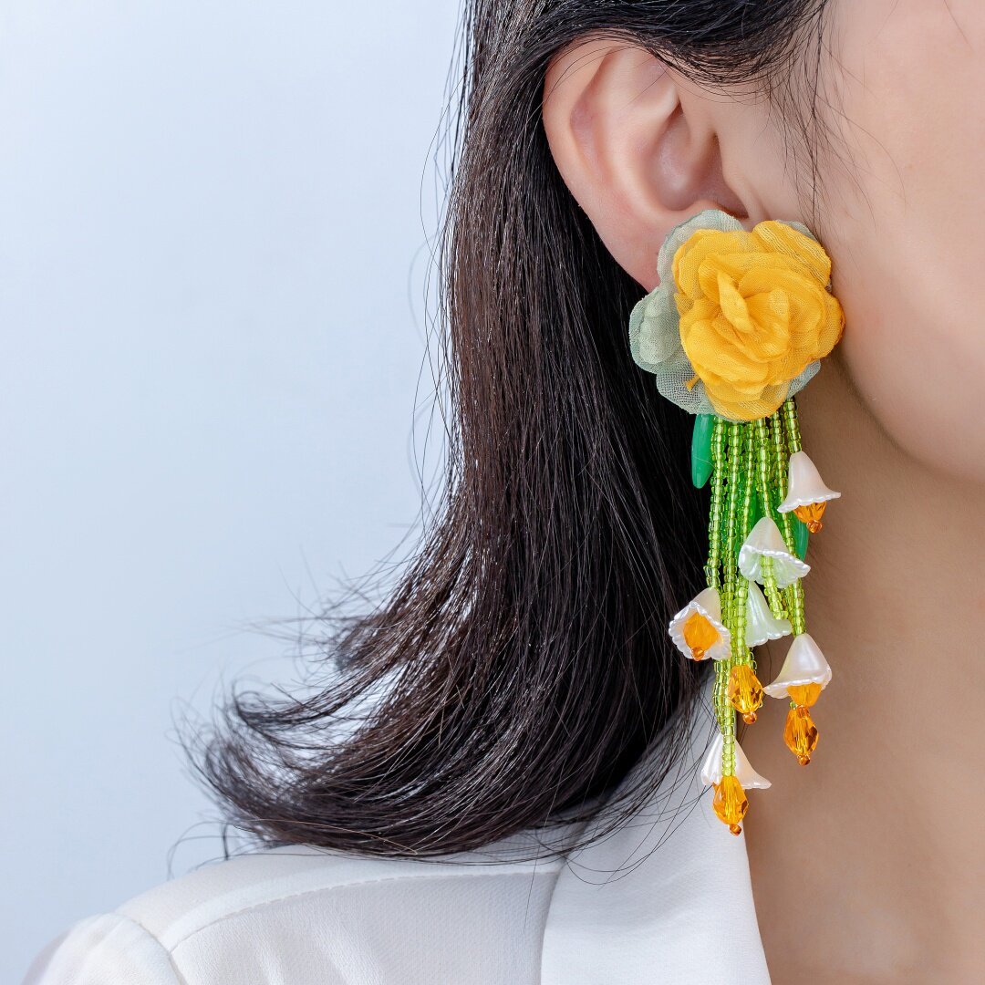 花は色褪せてしまった～春夏の華やかな花柄デザイン、バケーションやビーチにぴったりの高級感あふれるタッセルイヤリング。