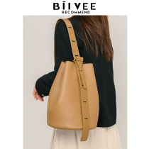 Belle BIIVEE is popular this year with Korean high-end and versatile bucket bags for autumn and winter niche commuting large capacity and lazy