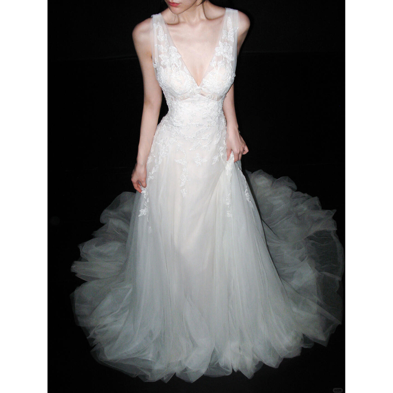 Super Fairy Lace Light Wedding Dress Bridal Robe High-End Travel Photography Registration Stunning Deep V-Neck Trailing Gown for the Bride