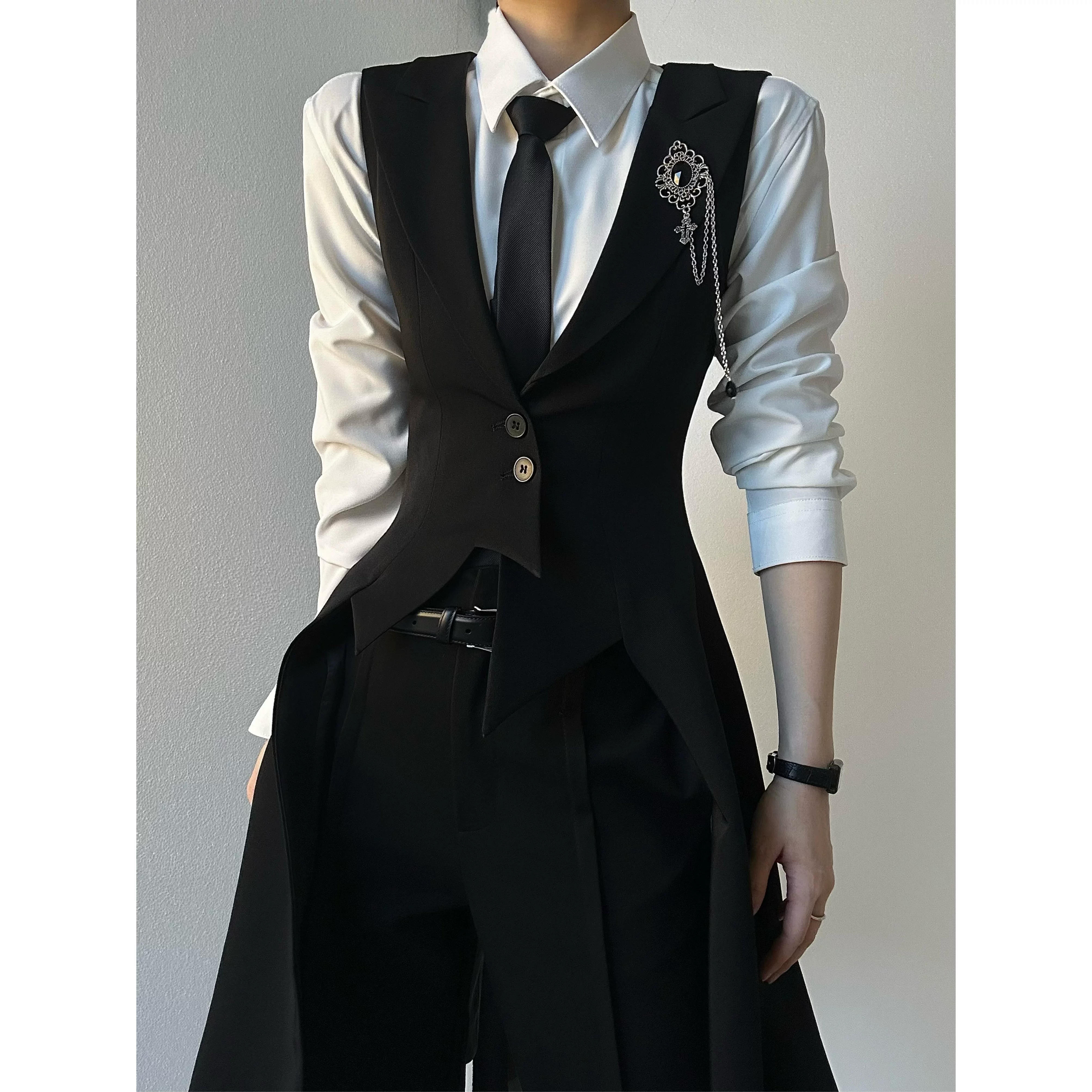 Черный костюм, длинная дизайнерская летняя жилетка, slim fit, до середины колена, материал
