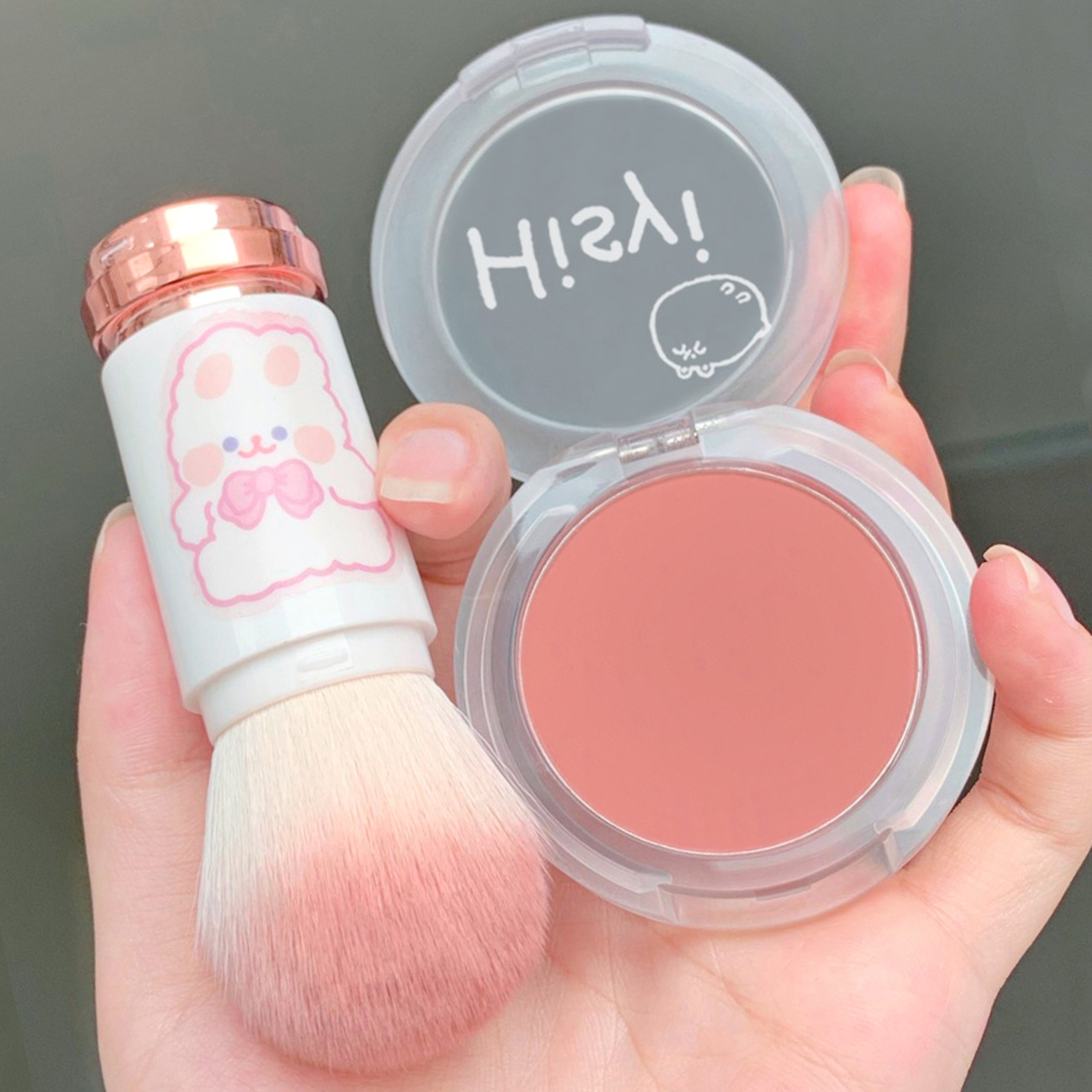 モノクロのアイスキューブヒシブラッシュインは、色を自然かつ繊細に明るくし、女子学生のルージュと輪郭をエネルギッシュに強調します