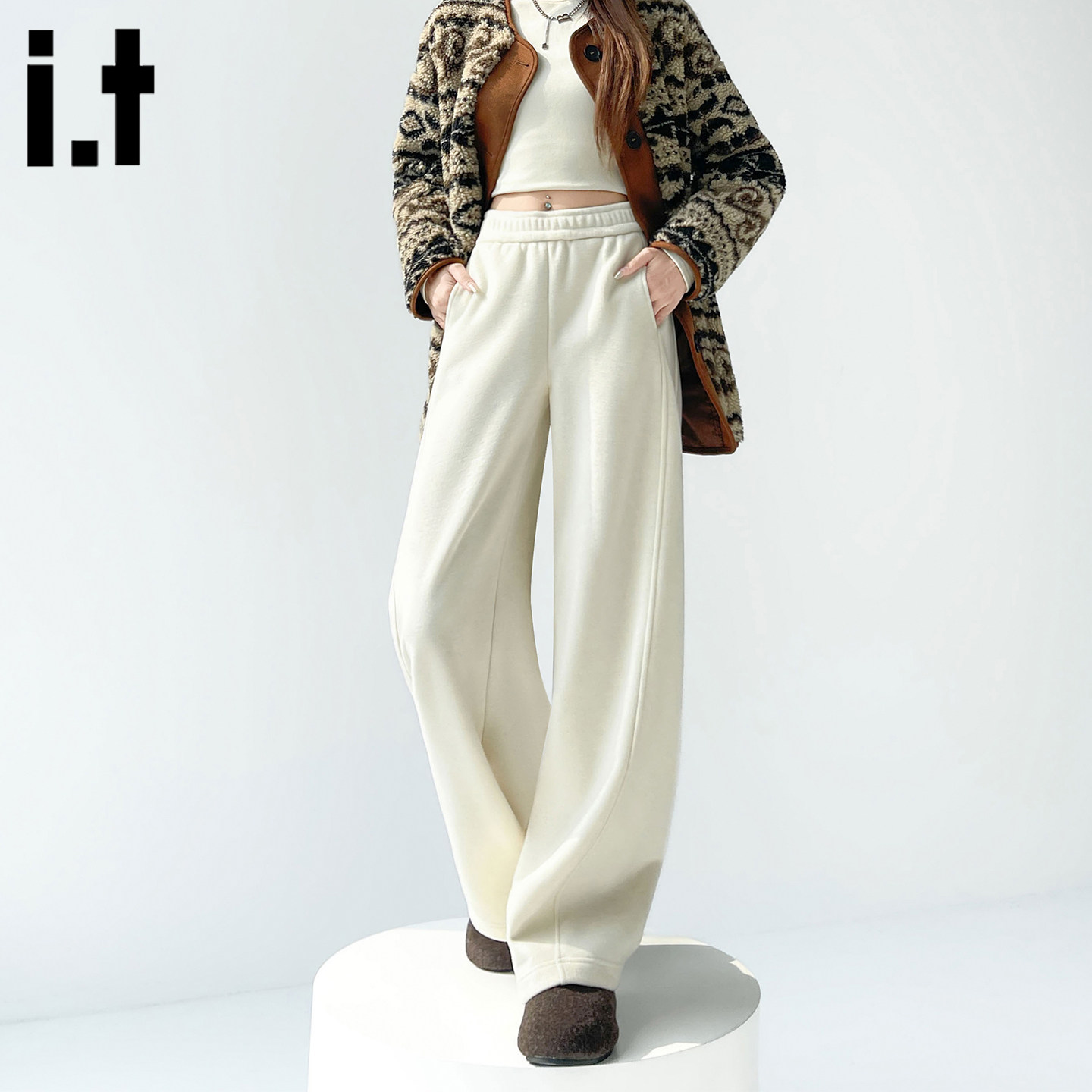 为什么米白色加绒加厚弯刀阔腿裤会成为2026年的爆款？