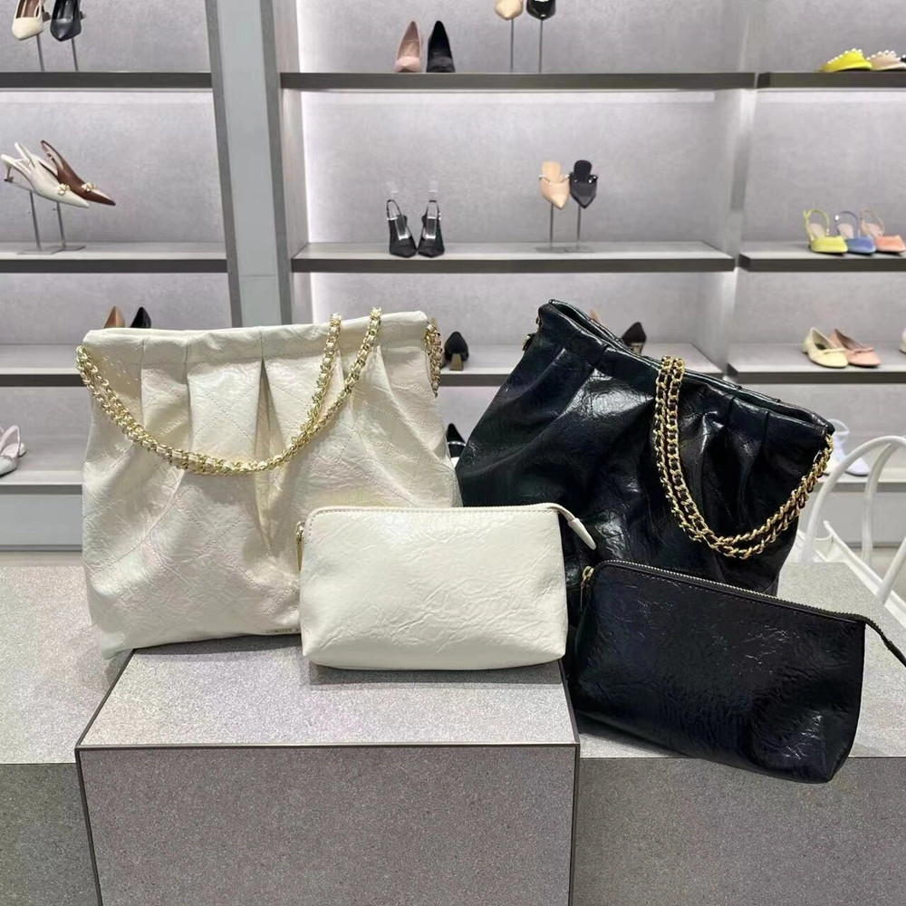 23 new small CK trash bags Sub-armbands single shoulder Wandering bag Large capacity Rhombus Chain Slanted Satchel-Taobao