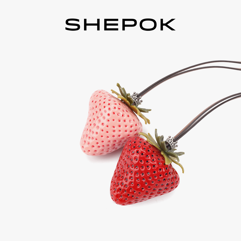 Xiboque 2025 Fashionable New Resin Strawberry Bag Versatile Fruit Pendant Accessory