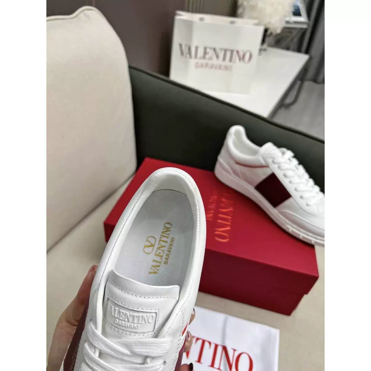 Закупочный агент для Valentino/Valentino мужские кроссовки, модные белые кроссовки, обучающие кроссовки, заклепки, кожаные повседневные туфли