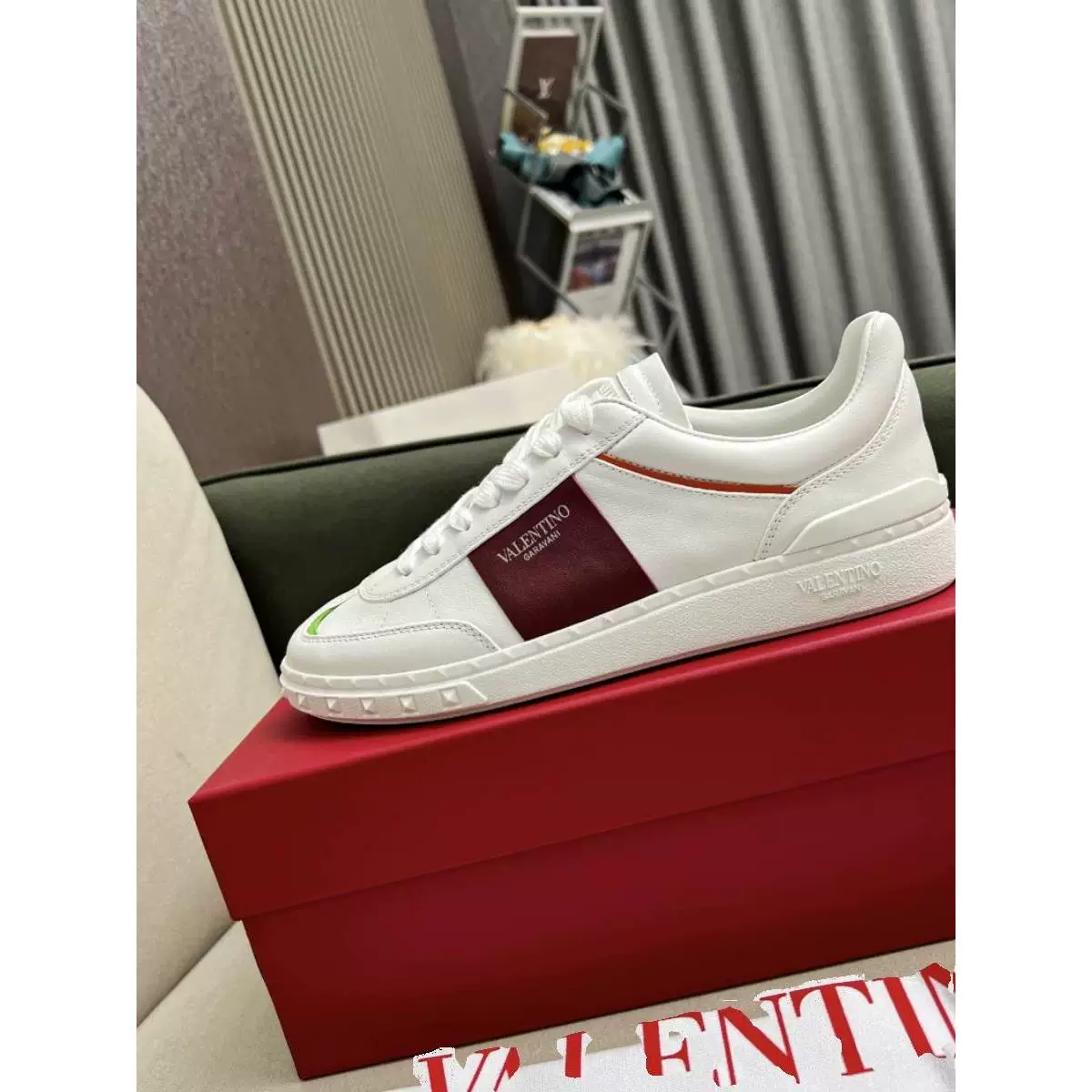 Закупочный агент для Valentino/Valentino мужские кроссовки, модные белые кроссовки, обучающие кроссовки, заклепки, кожаные повседневные туфли