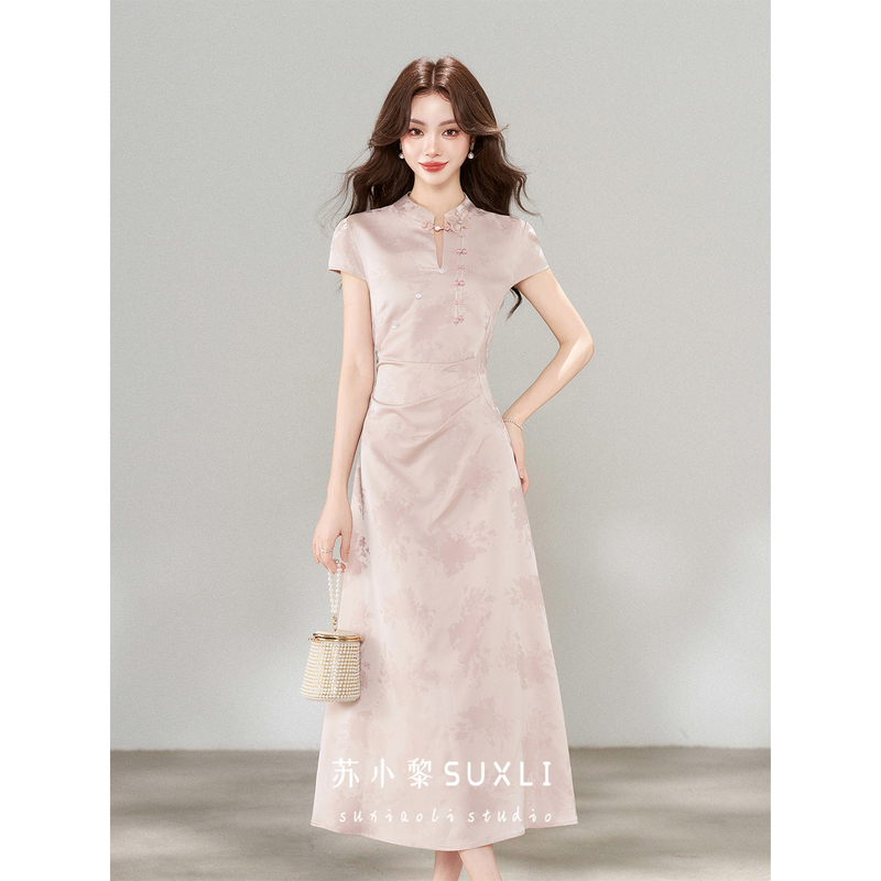 Su Xiaoli's Pink Improved Cheongsam Dress for Women, Summer Stand-Collar, Buttoned Waist, New Chinese Style, Gentle and Elegant Long Dress Su Xiaoli's Pink Improved Cheongsam Dress for Women, Summer Stand-Collar, Buttoned Waist, New Chinese Style, Gentle and Elegant Long Dress