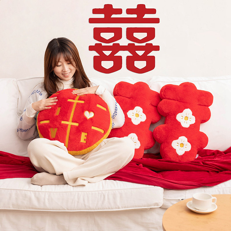 Happy words with pillow press-bed dolls a couple of wedding houses arranged with happy words Pillow Newlyweds Wedding Gifts-Taobao