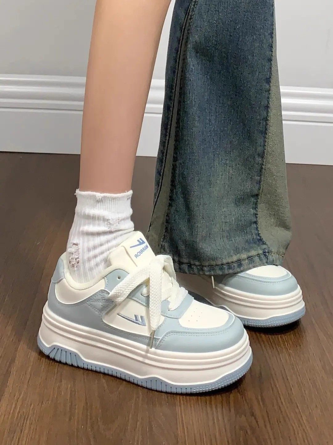 Pull Back Women's Shoes, Autumn and Winter White Sneakers for Women, 2025 New Thick-Soled Height-Increasing Versatile Niche Design Sneakers