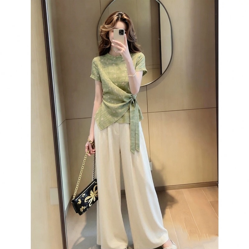 Very Beautiful Two-Piece Suit for Women, French Light Luxury, High-End Feel, Green Short-Sleeved Waist-Cinching Top and Casual Pants Set Very Beautiful Two-Piece Suit for Women, French Light Luxury, High-End Feel, Green Short-Sleeved Waist-Cinching Top and Casual Pants Set