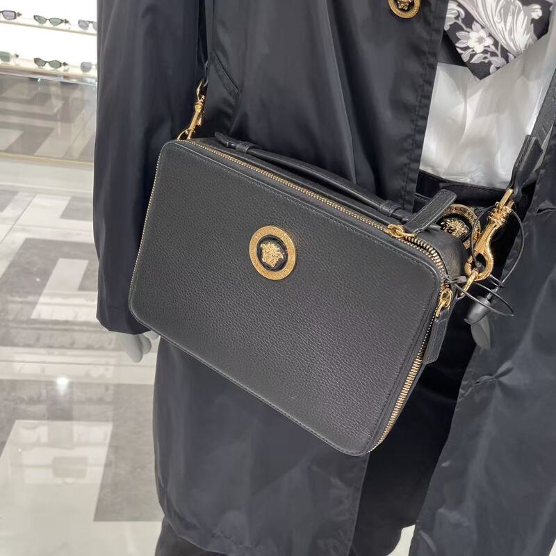 【Europe Purchase】(30% Off 4300) 9/3 Versace Men's Medusa Zipper Shoulder Crossbody Bag 【Europe Purchase】(30% Off 4300) 9/3 Versace Men's Medusa Zipper Shoulder Crossbody Bag