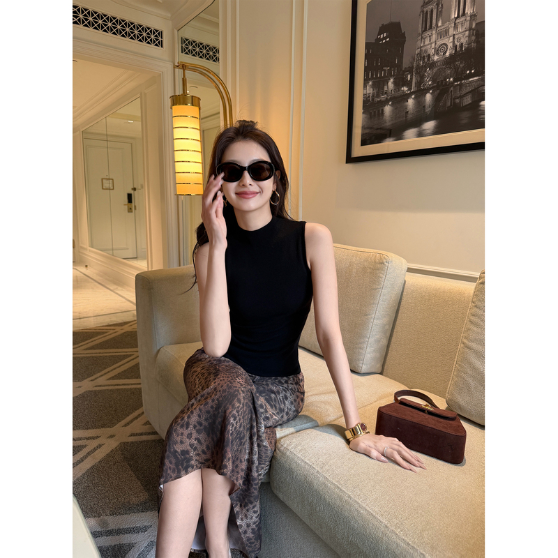 Maven Lin Simple and Elegant 1Oo Wool Half Turtleneck Camisole Women's Slim-Fit Sleeveless Knitted Top Maven Lin Simple and Elegant 1Oo Wool Half Turtleneck Camisole Women's Slim-Fit Sleeveless Knitted Top
