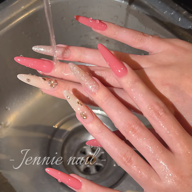 Jiang Banlina's New Handmade Wearable Nails in Peach Pink with Sparkling Crushed Diamonds, Creating a Pure and Alluring Vibe, Perfect for a Hot Girl Look That Enhances Fair Skin