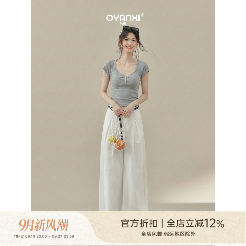 Ouyang Xi Is Slightly Chubby, and the Loose-Fitting, Short, Gray T-Shirt for Plus-Size Women Is a Summer Crop Top with Exposed Midriff and Short Sleeves