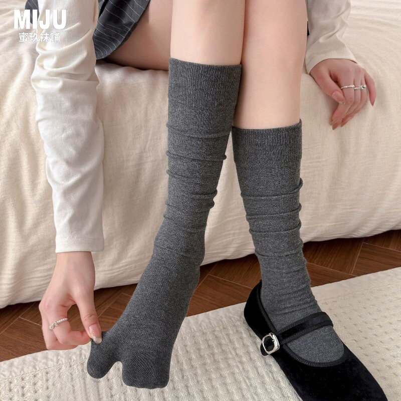 Gray Split-Toe Sheepskin Socks for Women, Calf-High Slouch Socks, Autumn Style, Slight Compression, Slimming, Two-Toe Socks, Suitable for Wearing with Split-Toe Shoes