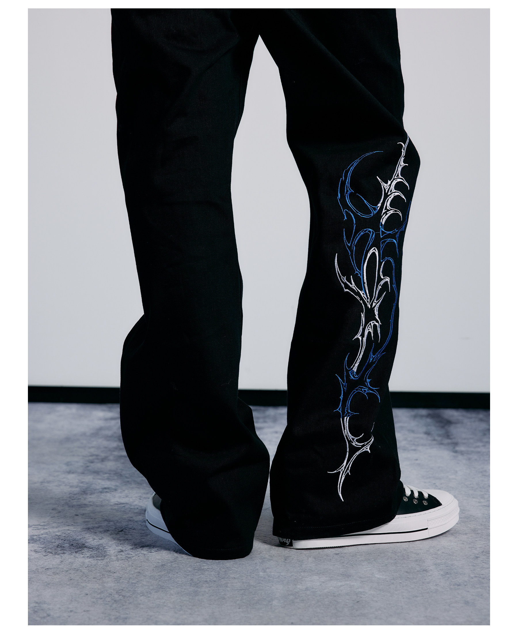 PAIKI Ice Blue Thorn Embroidered 13oz Straight-Leg Jeans
