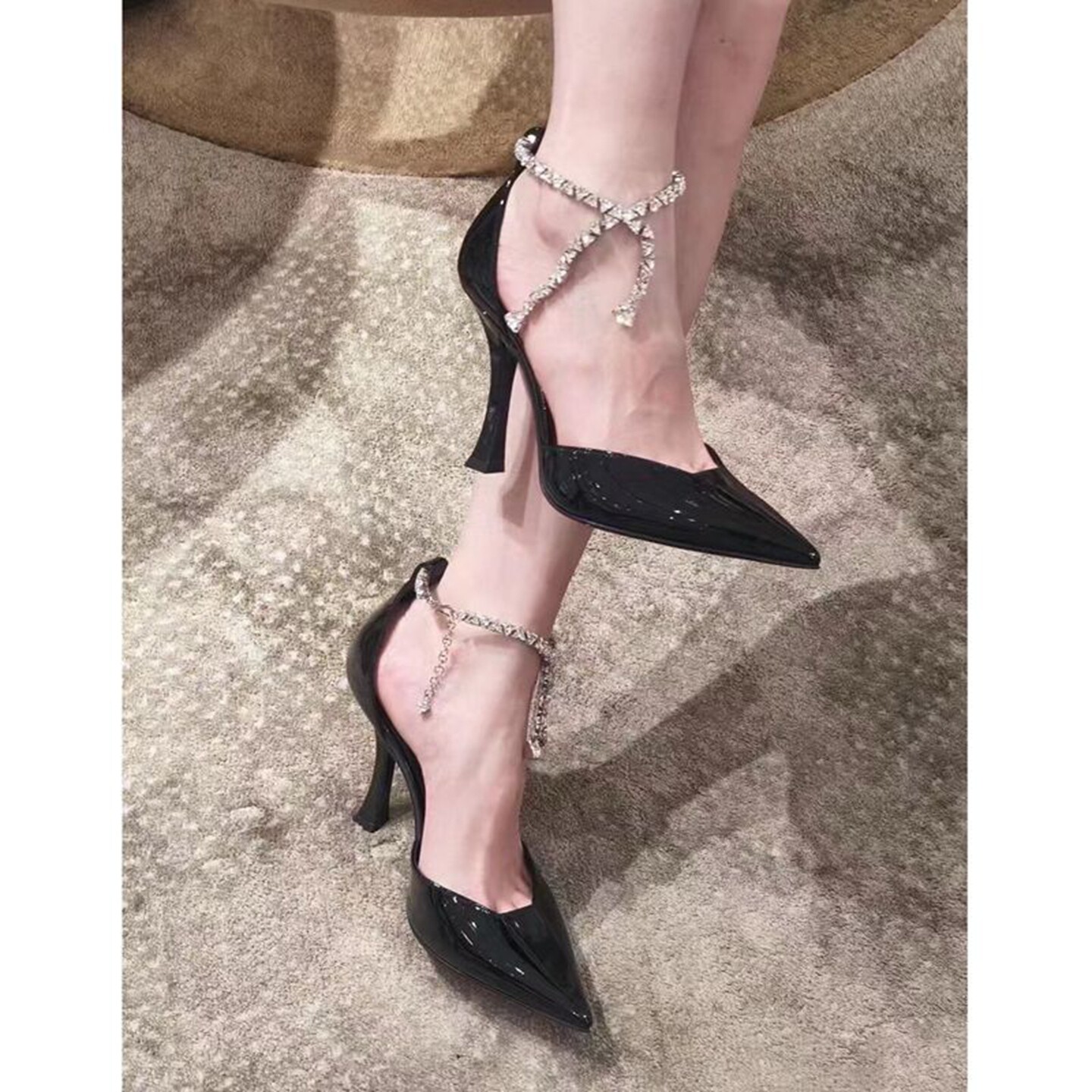 French-style open-toe sandals for women, new 2025 style, sexy and sophisticated, rhinestone chain pointed toe high heels with stiletto heels.