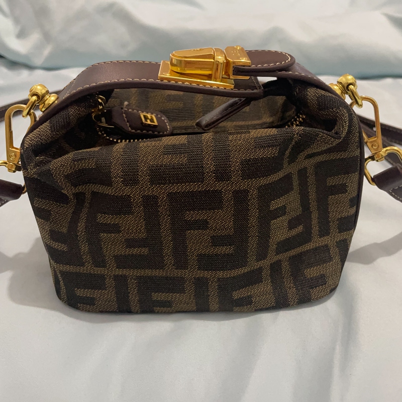 Retro Vintage Handbag with Gold Buckle, Mini Lunchbox Bag, Women's Versatile Shoulder Crossbody Bag for Commuting, Small Bag for Mobile Phone Retro Vintage Handbag with Gold Buckle, Mini Lunchbox Bag, Women's Versatile Shoulder Crossbody Bag for Commuting, Small Bag for Mobile Phone