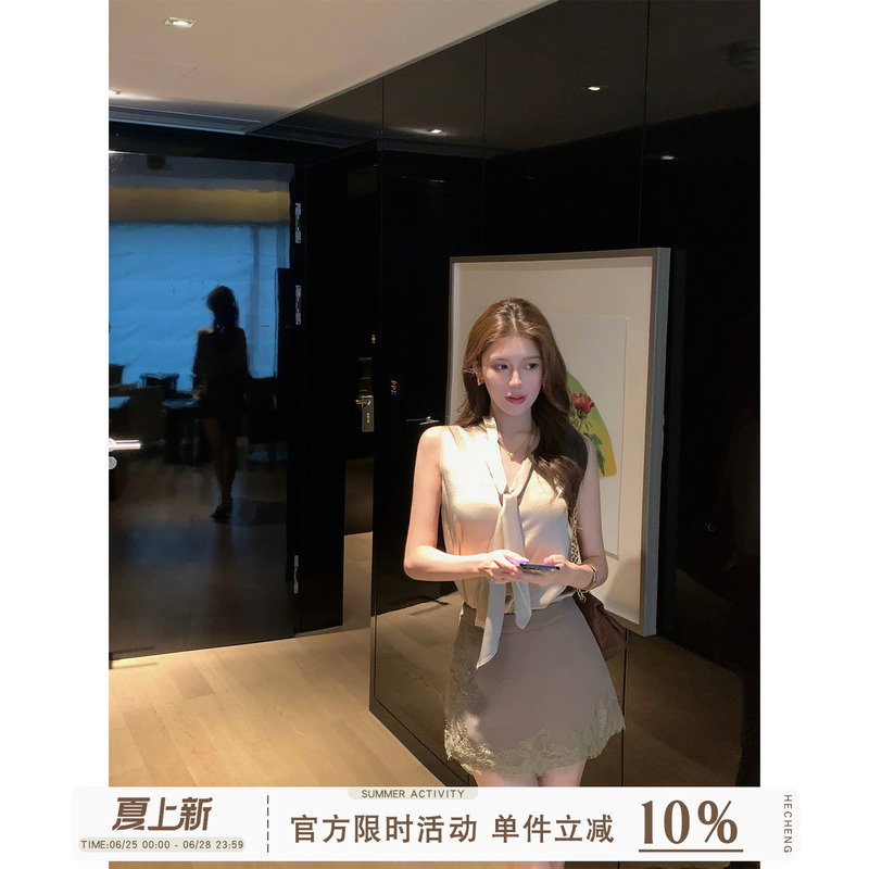 Hecheng Design-Inspired Tie-Up Sleeveless Shirt for Women, New Summer Fashion, Stylish, Slim-Fitting, Unique Blouse Top