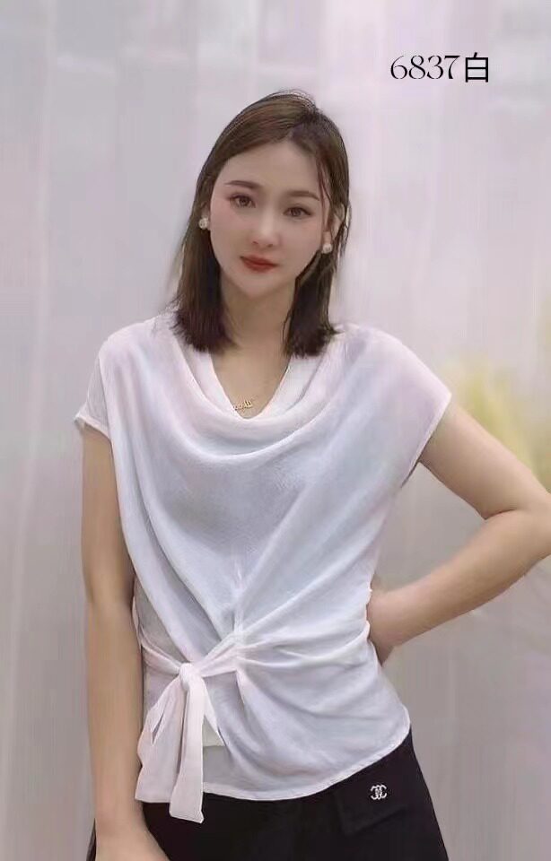 Fashion temperament and a little sweatshirt in the fashion.