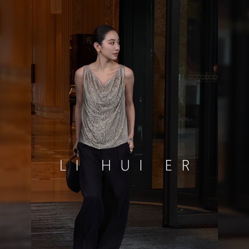 Li Hui Er Li Hui'Er Wu Ling 2026 Summer New Acetate Sleeveless Vest with a Flared Neckline, Slimming Thin Top for Women