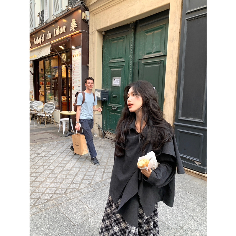 Daqianwithu Has a Stylish, Structured Silhouette and an Atmospheric Shawl-Style Trench Coat