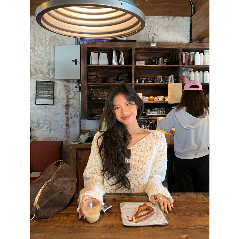 Daqianwithu Lazy, Breathable, Lightweight Wool Exquisite Three-Dimensional Embossed Snowflake Hollow-Out Top Sweater
