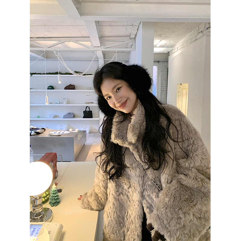 Daqianwithu Fur Integrated Eco-Friendly Fur Coat for Women, Loose Mid-Length, Youthful Style, High-End Feel, Slimming Fur Top Daqianwithu Fur Integrated Eco-Friendly Fur Coat for Women, Loose Mid-Length, Youthful Style, High-End Feel, Slimming Fur Top