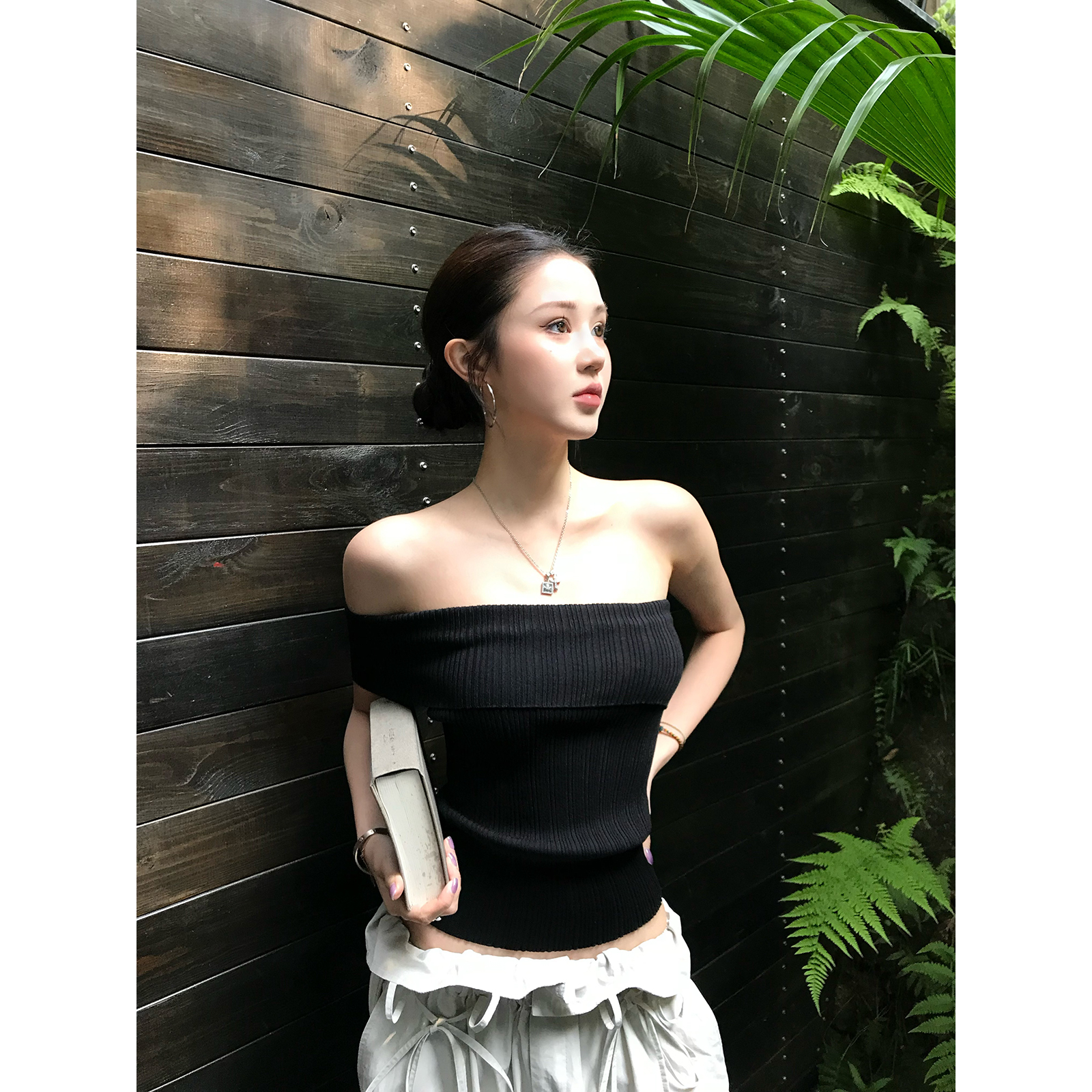 寒くない。BULENGは誰にでも似合う。半分隠れた肩、怠惰で純粋な欲望