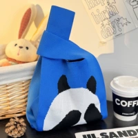 Синяя панда с завязанными глазами