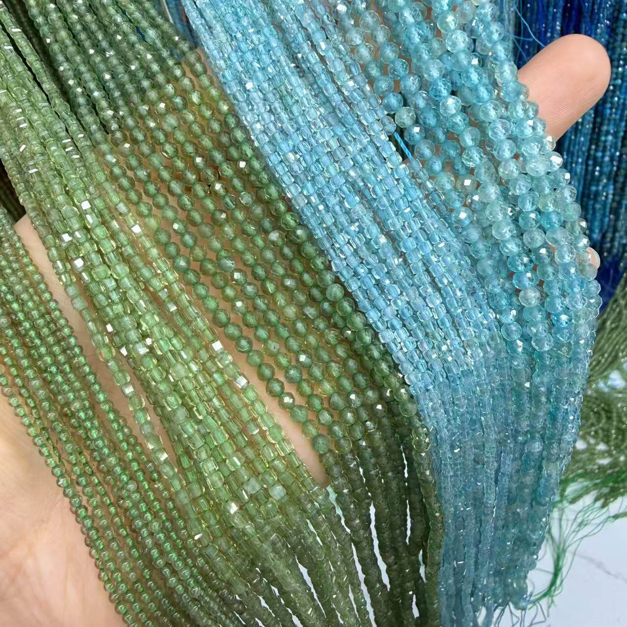 天然アパタイト、ライトブルー、グレー、グリーンのアパタイト、丸ビーズ、そろばんビーズ、角砂糖、ジュエリー、DIYアクセサリーの工場卸売。