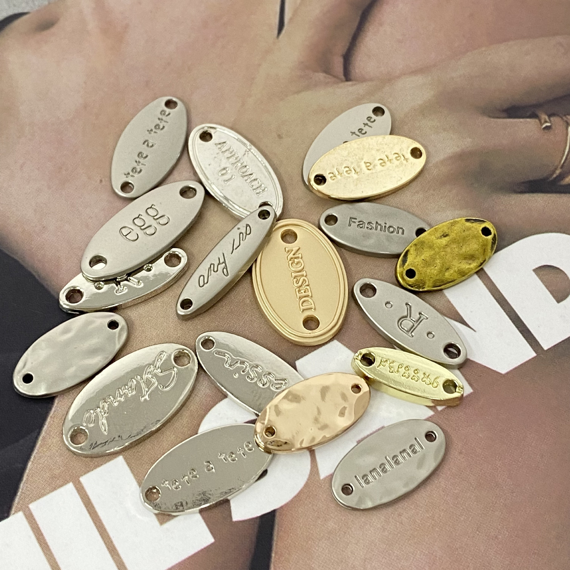 楕円形の5つの金属ロゴネームプレートファッション文字多目的ジーンズジャケットボタン衣類アクセサリー装飾バックル