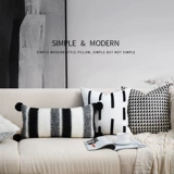 Простой современный черно -белый свет роскошные подушка гостиная диван на подушках на подушках с подушкой.