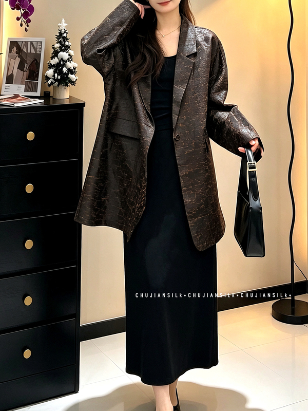 100% Mulberry Silk, Oil-Processed, Vintage American Style, Mid-Length, Loose-Fitting Blazer Jacket, Versatile for Everyday Wear 100% Mulberry Silk, Oil-Processed, Vintage American Style, Mid-Length, Loose-Fitting Blazer Jacket, Versatile for Everyday Wear